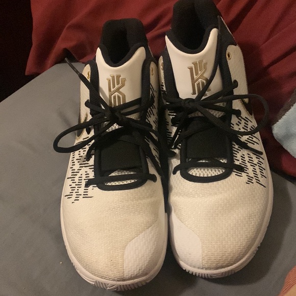 Kyrie Flytrap 2 basketball shoes